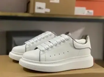 Alexander McQueen Oversized Sneakers, versión blanca