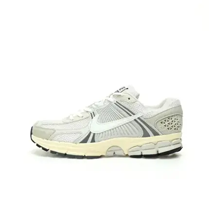NIKE AIR ZOOM VOMERO 5, versión blanca