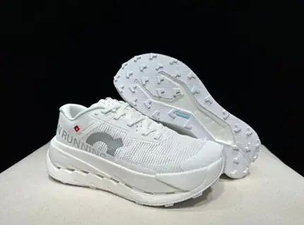 Cloudultra 3, versión blanca
