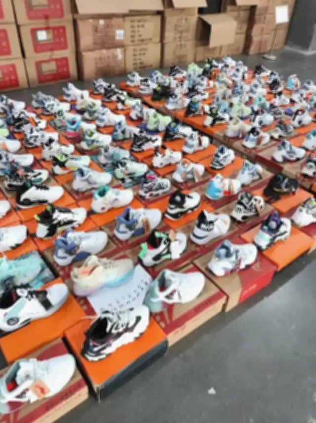 Zapatillas Blancas: Bodega con pares listos para revisar